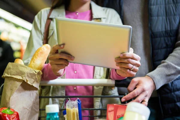 Pareja usando la tableta durante las compras —  Fotos de Stock