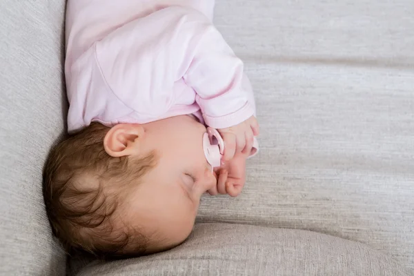 Bebê dormindo com manequim na boca — Fotografia de Stock