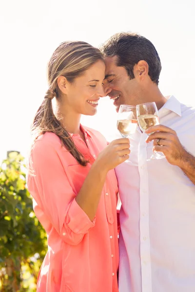 Casal brindar copos de vinho — Fotografia de Stock