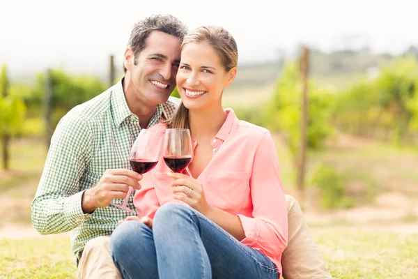Casal segurando copos de vinho — Fotografia de Stock