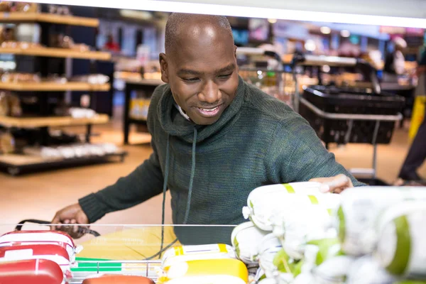 Seorang pria melihat barang di bagian belanjaan saat berbelanja — Stok Foto