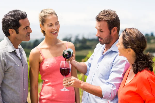 Amici felici che bevono vino — Foto Stock
