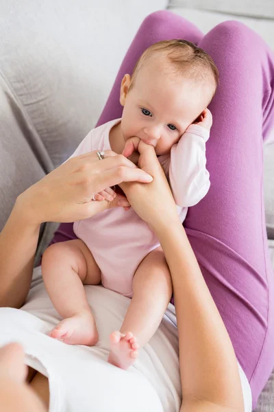 Moeder speelt met haar baby in de slaapkamer — Stockfoto