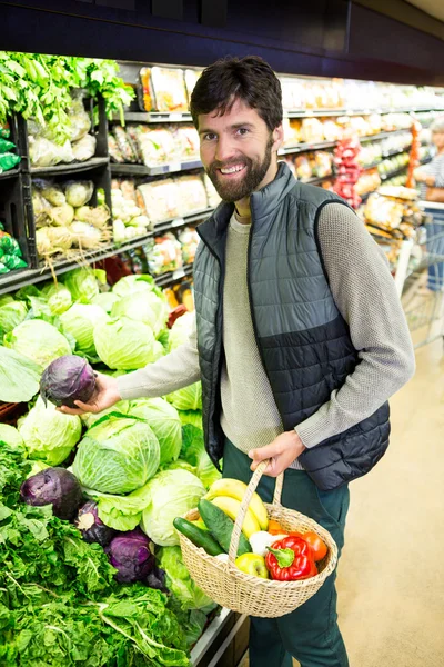 Mann kauft Gemüse im Bioladen — Stockfoto