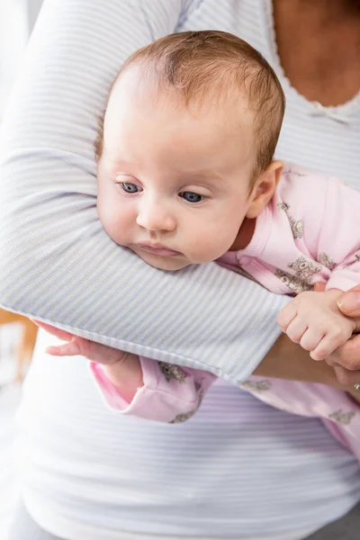 Mãe segurando seu menino — Fotografia de Stock