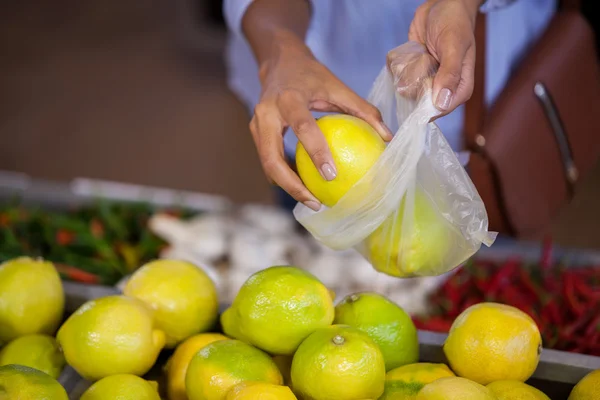 Woman buying sweet lime — Stock Photo, Image