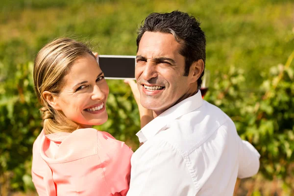 Pareja feliz tomando una selfie — Foto de Stock