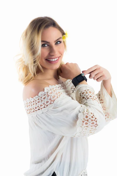 Hermosa mujer posando con smartwatch —  Fotos de Stock