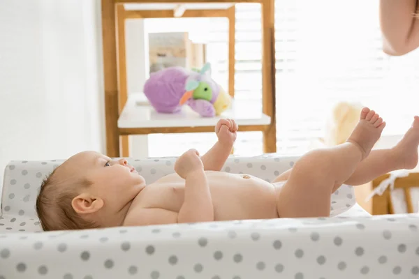 Bebé acostado en cama de bebé —  Fotos de Stock