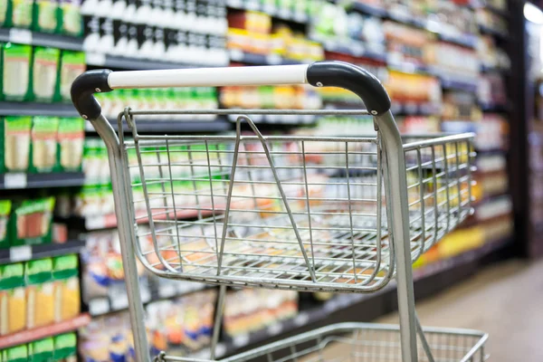 Carrito de compras vacío en la sección de comestibles —  Fotos de Stock