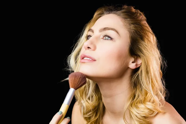 Hermosa mujer posando con cepillo de maquillaje —  Fotos de Stock