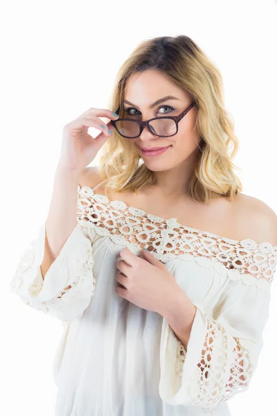 Krásná žena pózuje s brýlemi — Stock fotografie