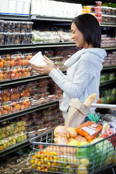 Mujer de compras de comestibles —  Fotos de Stock