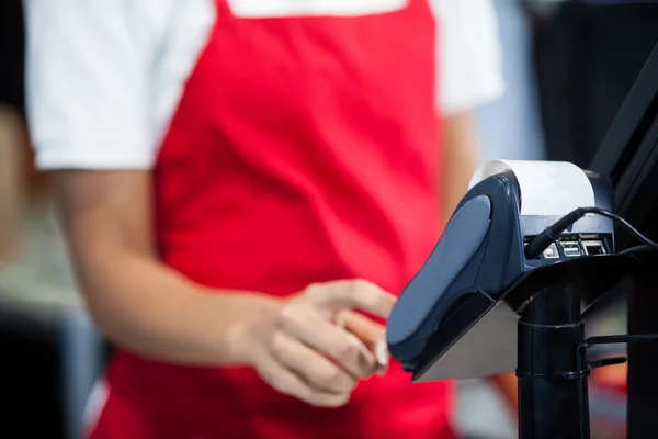 Żeńskiego personelu za pomocą terminala kart kredytowych — Zdjęcie stockowe