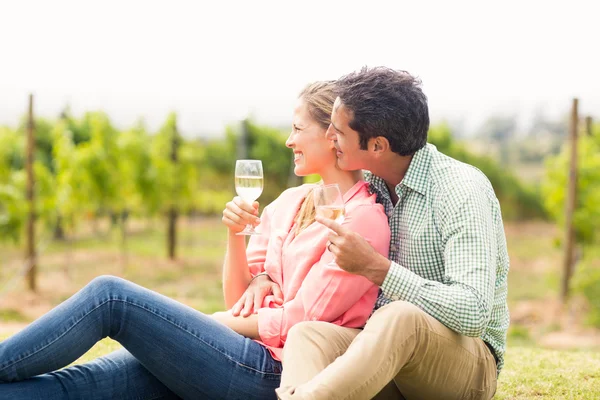 Par som håller glas vin — Stockfoto