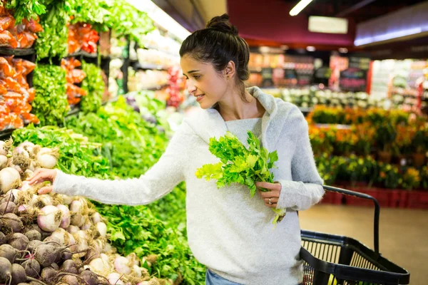 Mosolygó nő zöldség, bio boltban vásárol — Stock Fotó