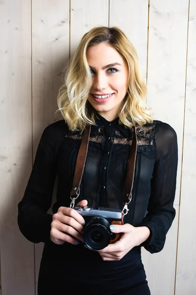Όμορφη γυναίκα, κρατώντας μια φωτογραφική μηχανή — Φωτογραφία Αρχείου
