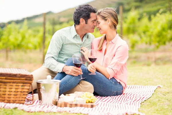 Couple holding glasses of wine — Stock Photo, Image