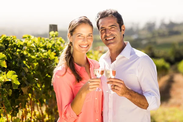 Glückliches Paar beim Anstoßen auf ein Glas Wein — Stockfoto