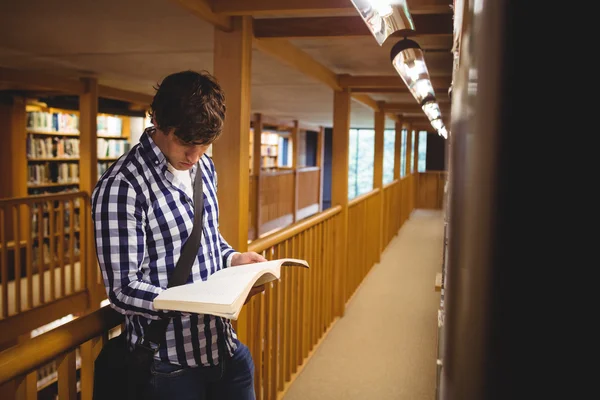 Student lezing boek in college bibliotheek — Stockfoto