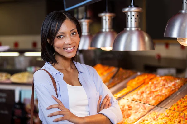 Woman standing at food counter — Stock Photo, Image