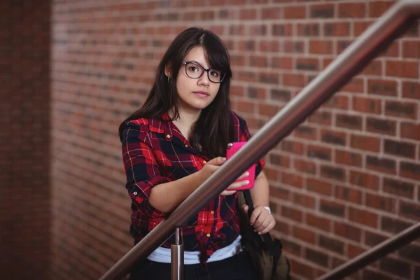 Étudiante marchant sur un escalier — Photo