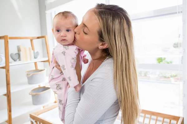 Moeder houdt haar baby jongen vast — Stockfoto