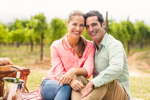 Casal relaxante em um cobertor — Fotografia de Stock