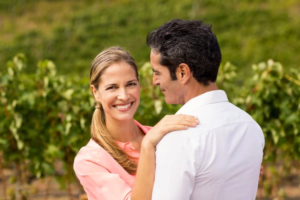 Pareja feliz abrazándose —  Fotos de Stock