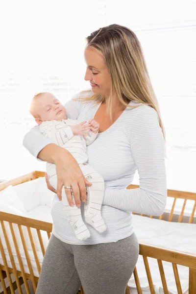 Madre holding suo bambino ragazzo — Foto Stock