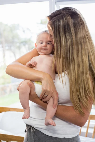 Mãe segurando seu menino — Fotografia de Stock