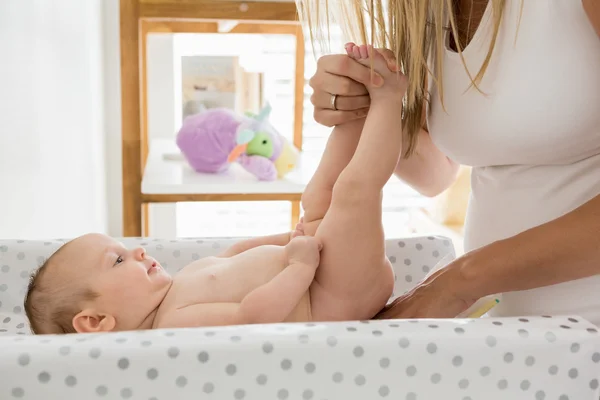 Madre che cambia il pannolino del suo bambino — Foto Stock