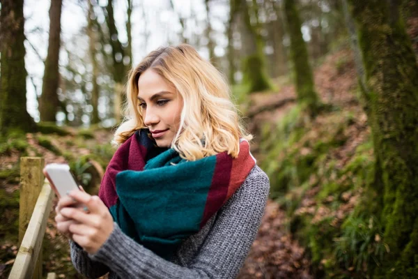 Piękna kobieta przy użyciu telefonu — Zdjęcie stockowe