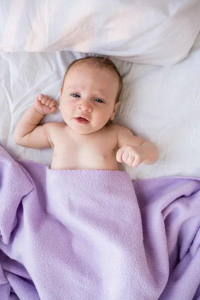 Baby pojke avkopplande på säng — Stockfoto