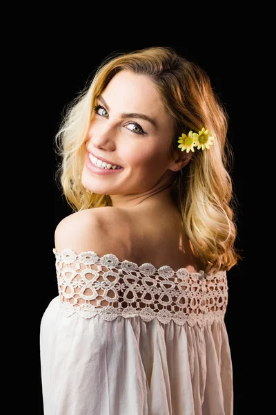 Sonriente mujer contra negro fondo — Foto de Stock