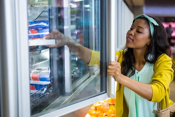 Woman shopping in grocery section Royalty Free Stock Photos