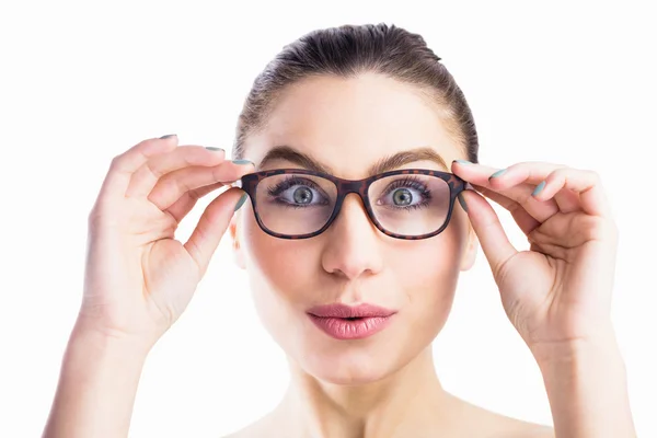 Schöne Frau posiert mit Brille Stockfoto