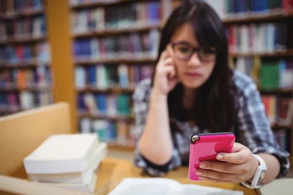 Doordachte student met behulp van een mobiele telefoon — Stockfoto