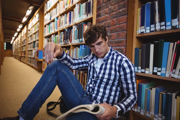 Student reading book in college library — Stock Photo, Image