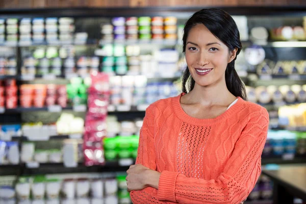 Женщина, стоящая в продуктовом отделе — стоковое фото