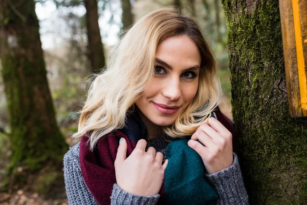 Lächelnde Frau im Wald — Stockfoto