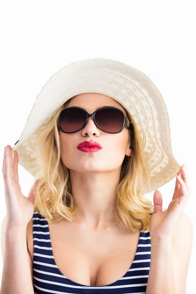 Kvinna poserar med hatt — Stockfoto