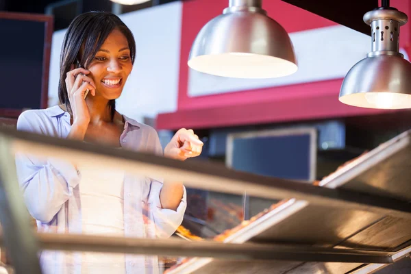 Excited woman talking on phone — Stock Photo, Image