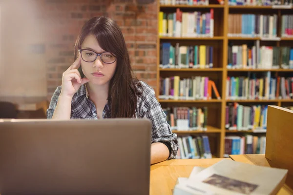 Tankeväckande kvinnlig student använder laptop — Stockfoto