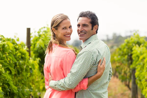 Casal de pé com o braço ao redor — Fotografia de Stock