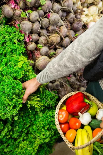 Donna che seleziona verdure nella sezione biologica — Foto Stock