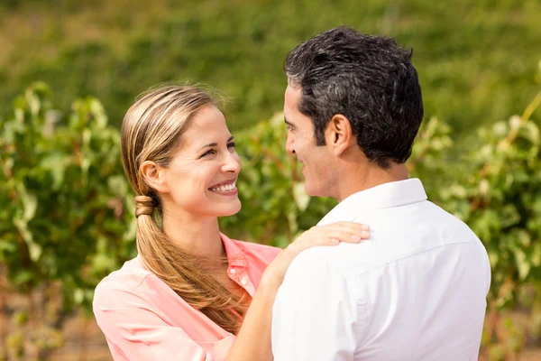 Pareja abrazándose — Foto de Stock