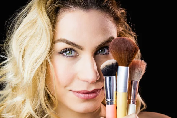 Mujer posando con cepillo de maquillaje — Foto de Stock