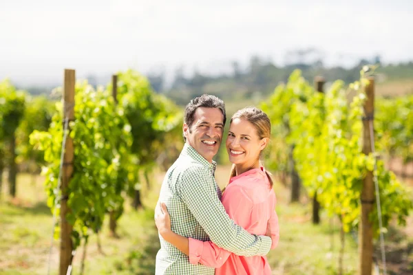 Pareja de pie con el brazo alrededor — Foto de Stock