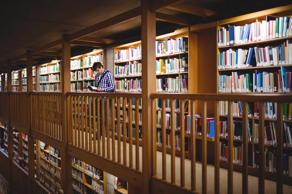 Opiskelija lukeminen kirja college kirjasto — kuvapankkivalokuva